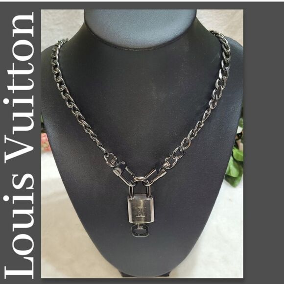 LV #308 AUTHENTIC Silver Lock & Key #308 with dustbag and Unbranded chain - Picture 2 of 12